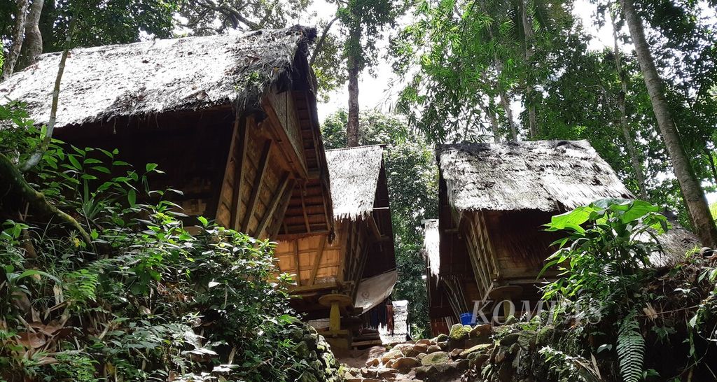 <i>Leuit </i>di perkampungan Baduy Luar, Desa Kanekes, Kecamatan Leuwidamar, Kabupaten Lebak, Banten, Sabtu (10/2/2024). <i>Leuit </i>merupakan tempat untuk menyimpan hasil panen padi huma urang Kanekes, sebutan untuk warga Baduy.