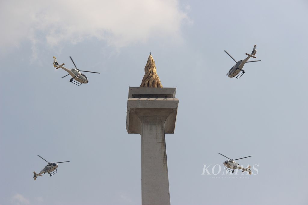 Atraksi helikopter saat gladi bersih jelang HUT Ke-78 TNI di Monas, Jakarta, Selasa (3/10/2023).