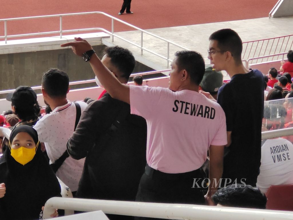 Petugas <i>steward</i> mengarahkan penonton saat laga Piala AFF 2022 antara Indonesia dan Kamboja di Stadion Gelora Bung Karno, Jakarta, Jumat (23/12/2022). 