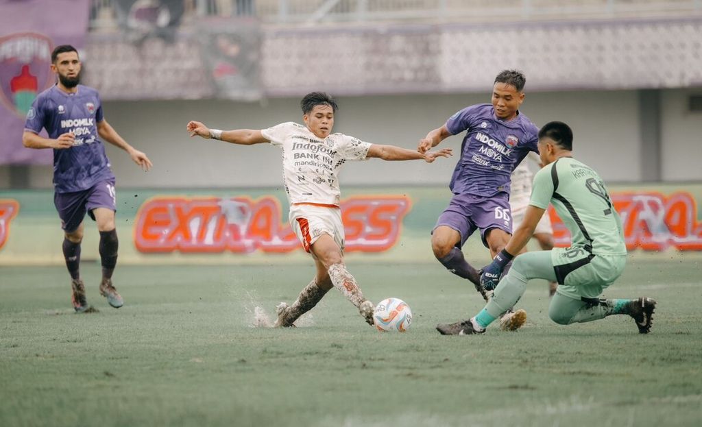 Bali United suffered a defeat in their away match against Persita Tangerang at the Indomilk Arena Stadium, Tangerang, on Tuesday (30/04/2024) afternoon. Bali United's documentation shows the actions of Bali United players in the 34th week match of the 2023/2024 BRI Liga 1.