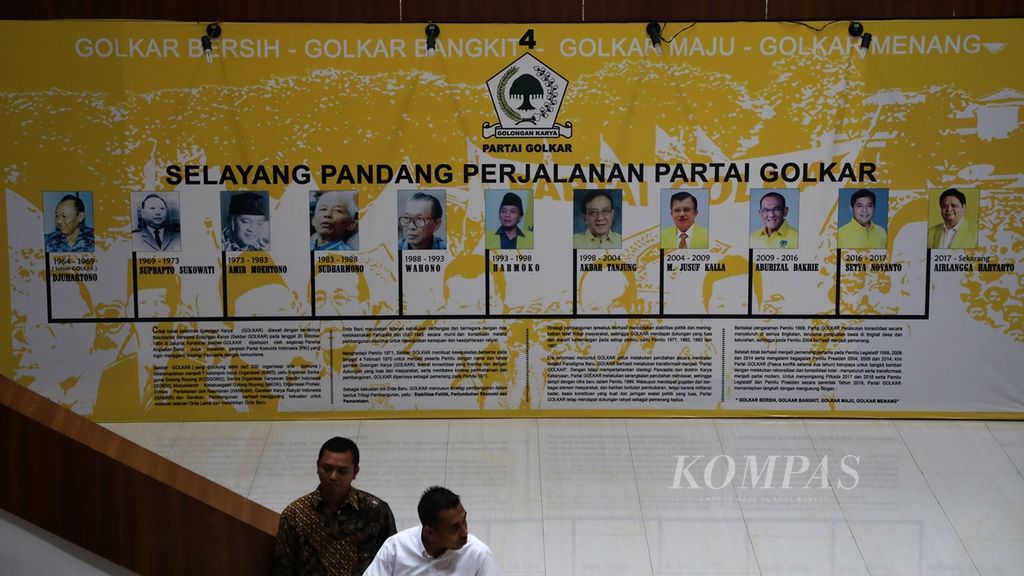 Tokoh-tokoh Partai Golkar yang pernah dan sedang menjadi ketua umum Golkar terpasang di kantor DPP Partai Golkar, Jakarta, Jumat (29/11/2019). Menjelang pelaksanaan Musyawarah Nasional Partai Golkar pada 4-6 Desember 2019 di Jakarta, geliat dan atmosfer munas mulai terasa. 
