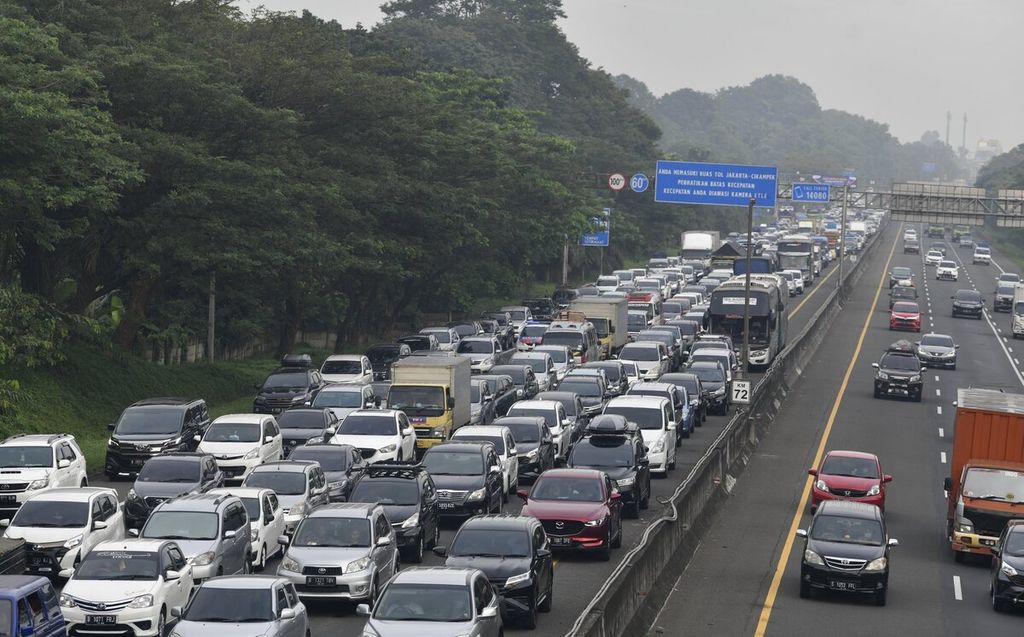 Kemacetan terjadi selepas Gerbang Tol Cikampek Utama, Purwakarta, Jumat (29/4/2022). Volume kendaraan dari Jakarta yang menuju ke arah timur terus meningkat pada H-3 Lebaran yang diprediksi akan menjadi puncak arus mudik. Jumlah kendaraan diperkirakan dapat mencapai sekitar 131.000 para saat puncak arus mudik. Untuk mengurai kemacetan sejumlah rekayasa lalu lintas yang diterapkan pada Jumat (29/4) pukul 10.00 adalah contraflow (lawan arus) dari Km 47 hingg Km 70 GT Cikampek Utama. Satu arah (one way) diberlakukan dari Km 70 GT Cikampek Utama hingga Km 414 GT Kalikangkung Semarang, Jawa Tengah. KOMPAS/RADITYA HELABUMI 29-04-2022