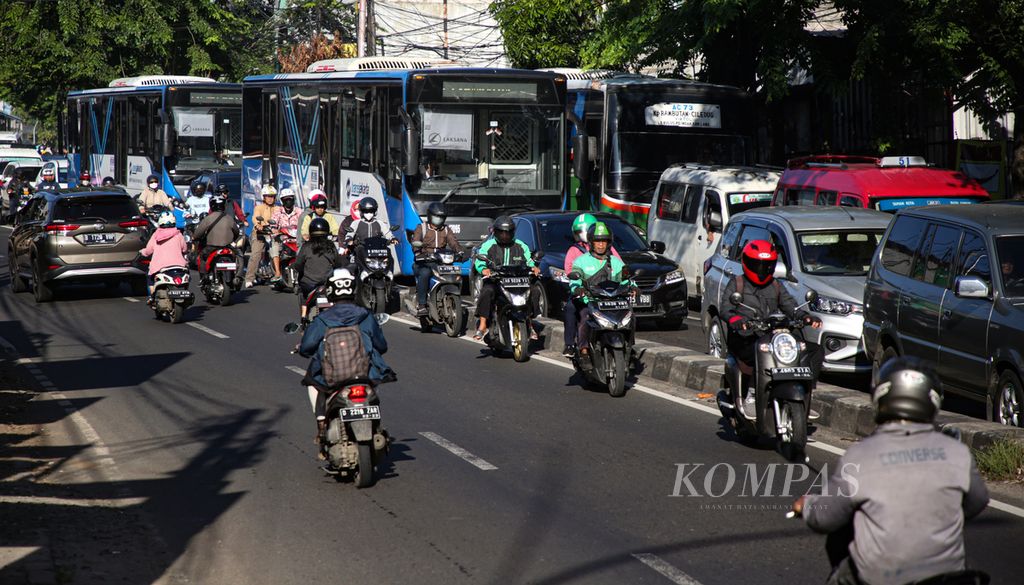 Lalu lintas di ruas Jalan Ciledug Raya, menjelang halte bus Transjakarta Adam Malik, Jakarta Selatan, saat jam berangkat kerja, Senin (20/2/2023) pagi.