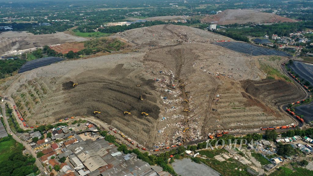Foto udara Tempat Pengelolaan Sampah Terpadu (TPST) Bantargebang di Kota Bekasi, Jawa Barat, Selasa (6/9/2022). Jumlah sampah yang dibuang ke TPST Bantargebang saat ini 7.500 ton hingga 7.800 ton per hari. 