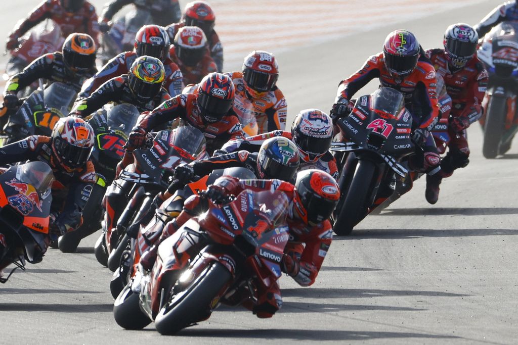 Pebalap Ducati Lenovo, Francesco Bagnaia, memimpin rombongan pebalap saat balapan utama MotoGP seri Valencia di Sirkuit Ricardo Tormo, Cheste, Spanyol, Minggu (26/11/2023). Bagnaia berhasil menjadi juara dunia MotoGP 2023. 