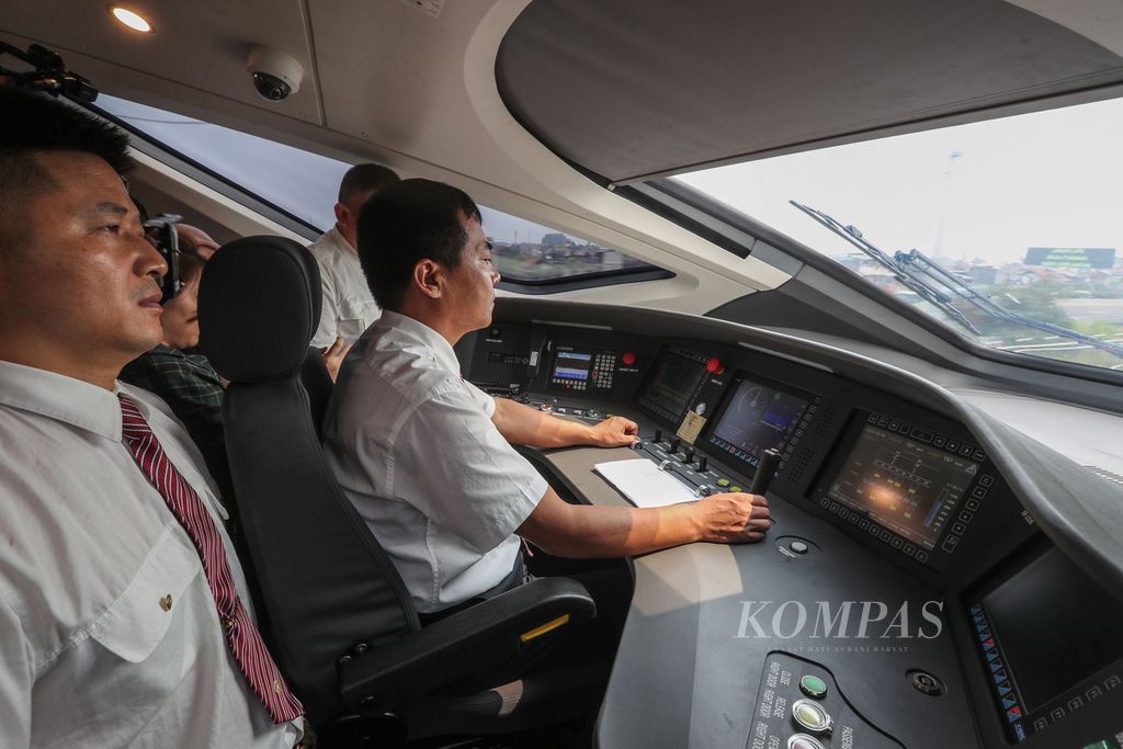 Masinis mengoperasikan kereta cepat KCIC400AF di kawasan Kabupaten Bandung, Jawa Barat, Sabtu (9/9/2023). 