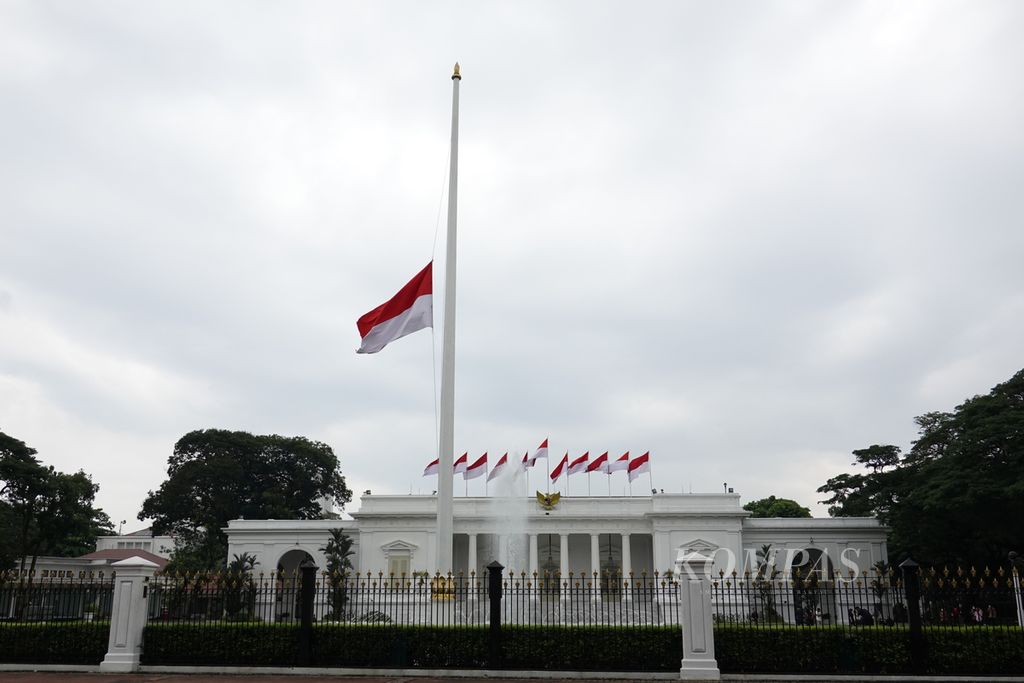 Setiap tanggal 30 September, pengibaran bendera setengah tiang dilakukan untuk memperingati peristiwa Gerakan 30 September 1965 atau G30S. Bendera setengah tiang tampak berkibar di halaman Istana Merdeka, Jakarta, Jumat (30/9/2022).