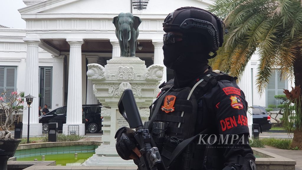Polisi berjaga di depan Museum Nasional saat Presiden kelima RI Megawati Soekarnoputri menengok kondisi museum pascakebakaran, Selasa (19/9/2023). Megawati meminta tim ahli dari Badan Riset dan Inovasi Nasional (BRIN) dalam tim konservasi.