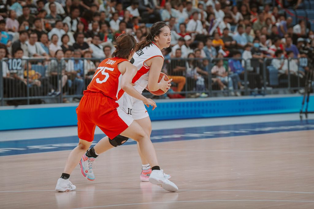 Forward timnas basket putri Indonesia, Priscila Annabel Karen, menguasai bola dalam laga perempat final Asian Games Hangzhou 2022 melawan Jepang, di Shaoxing Olympic Sport Centre Gymnasium, Hangzhou, Senin (2/10/2023).