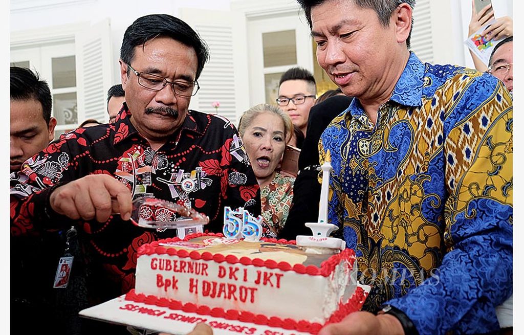 Gubernur DKI Djarot Saiful Hidayat (kiri) memotong kue dengan hiasan Monumen Nasional (Monas) yang diberikan relawan dan pendukung di pendopo Balai Kota Jakarta, Kamis (6/7). Pada hari itu, Djarot merayakan ulang tahun ke-55.