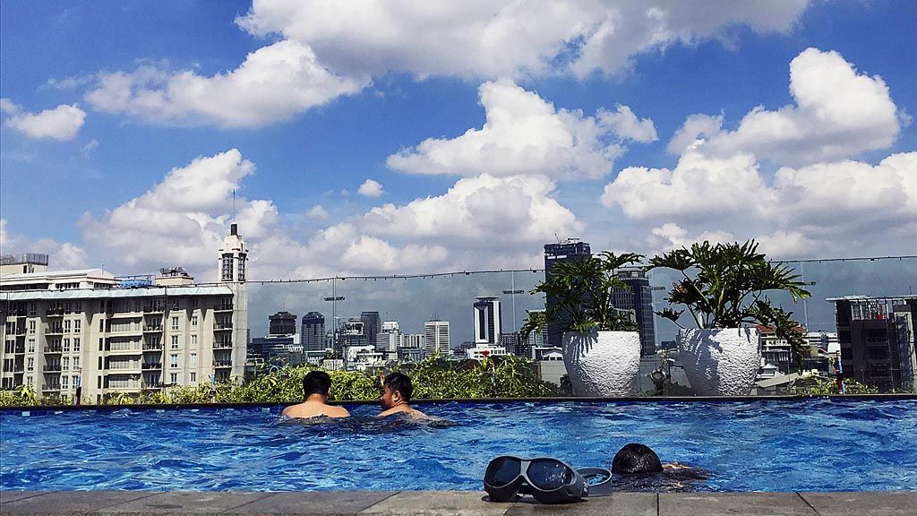 Menikmati kolam renang yang ada di roof top Hotel Mercure Cikini, seperti yang terlihat pada Kamis (31/12), menjadi salah satu pilihan untuk ber-staycation.