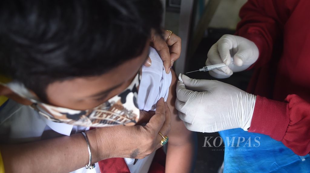 A student of SD Negeri Kaliasin 1 Surabaya, East Java, received a second dose of the Covid-19 vaccine on Tuesday (18/1/2022). The city government continues to boost participation in full childhood vaccines to support the face-to-face learning 100 percent.