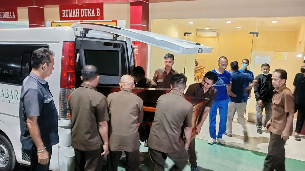Setidaknya ada empat mobil jenazah datang membawa peti jenazah di Instalasi Kedokteran Forensik Rumah Sakit Polri Kramatjati, Jumat (19/4/2024) malam.