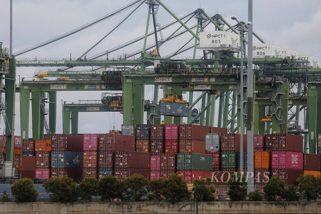 Bongkar muat peti kemas berlangsung di New Priok Container Terminal (NPCT) 1, Jakarta Utara, 10 November 2022. Organisasi Perdagangan Dunia (WTO) memprediksi pertumbuhan perdagangan global akan anjlok tajam pada 2023. 
