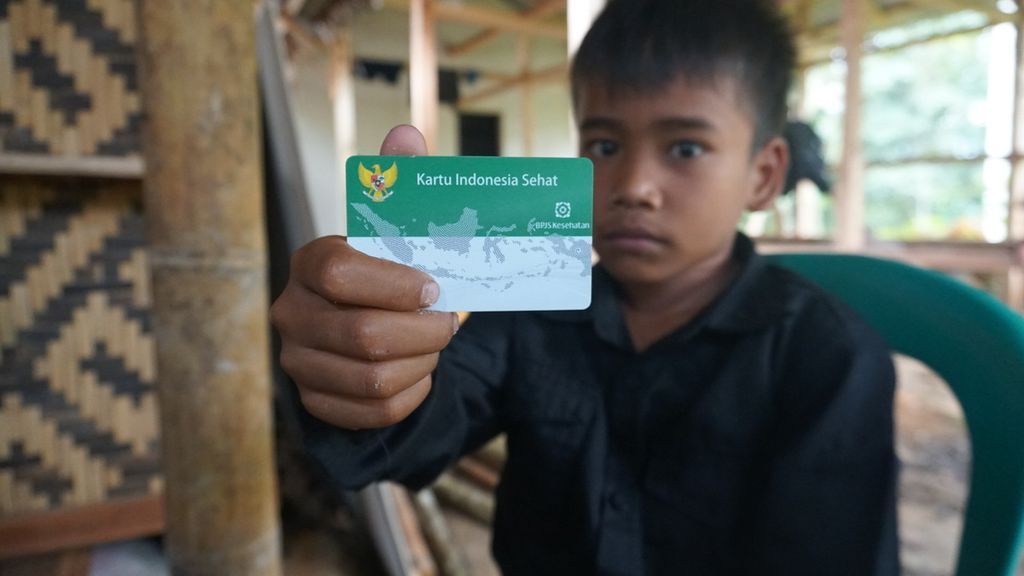 Sardin (11) warga suku Baduy menunjukkan kartu kepesertaan JKN-KIS, Sabtu (10/6/2023).