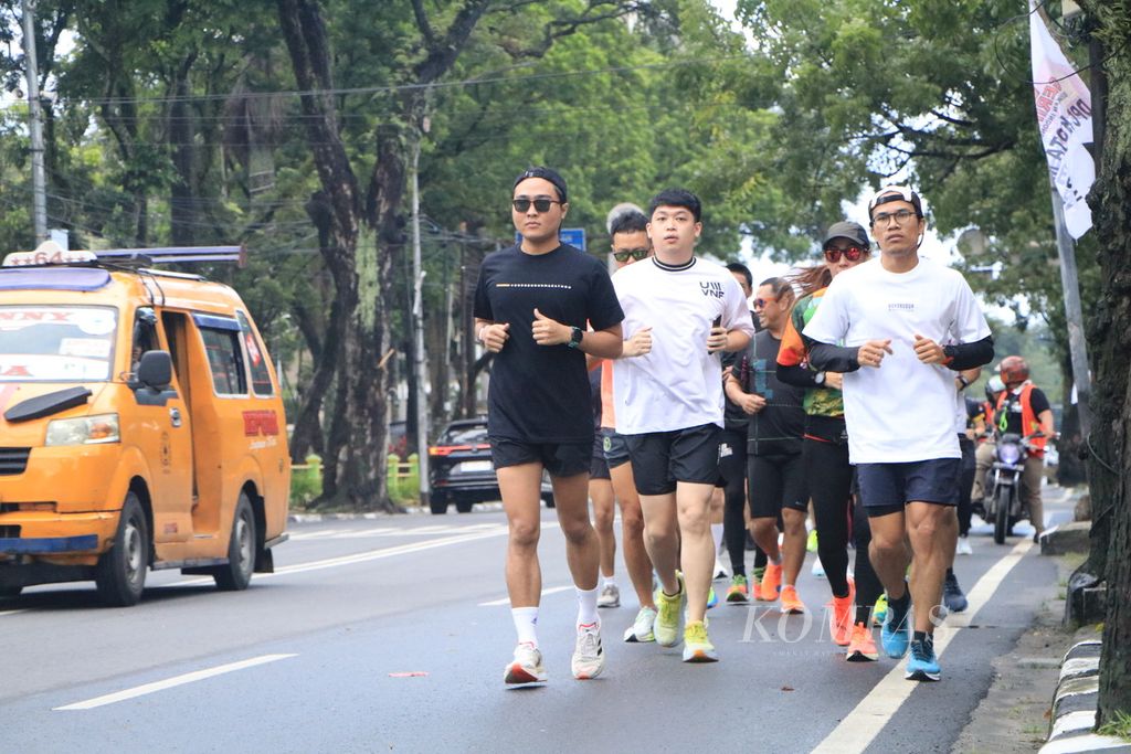 Para pelari dari berbagai komunitas mengikuti The Tour Borobudur Marathon 2023, bagian dari Bank Jateng Friendship Run Kota Medan, Sumatera Utara, Sabtu (16/9/2023). Medan menjadi kota ke-9 dari 10 kota yang disinggahi Bank Jateng Friendship Run.
