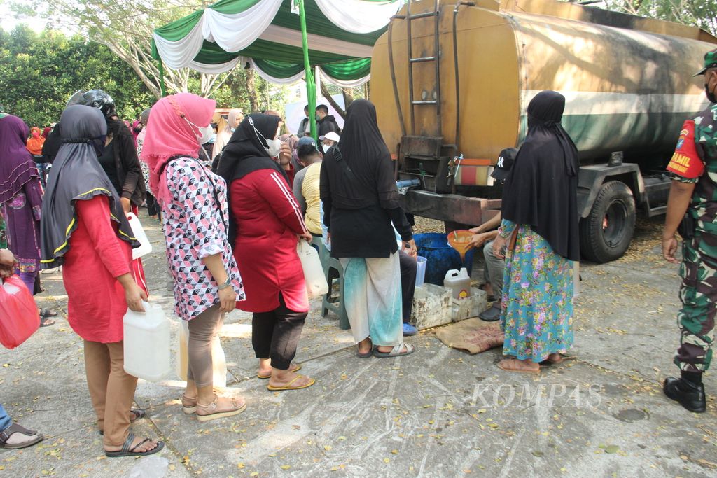 Operasi pasar minyak goreng murah digelar di Kota Pontianak, Kalimantan Barat, Senin (14/3/2022).