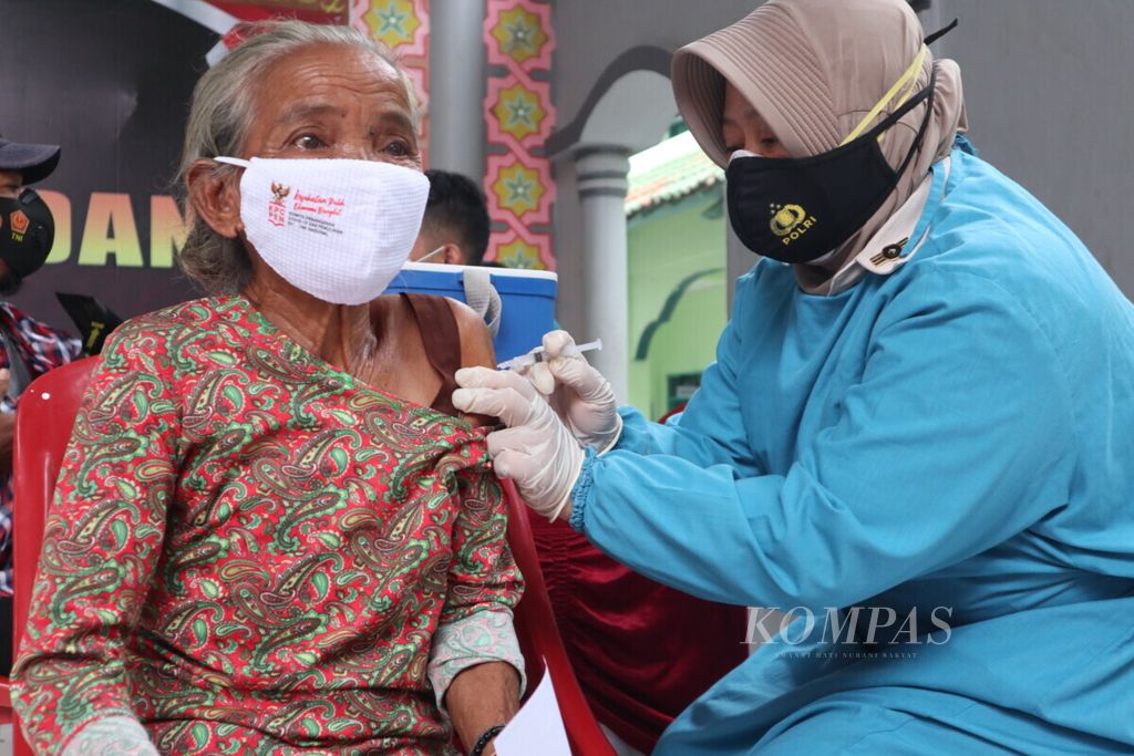 Warga lanjut usia menjalani vaksinasi Covid-19, Jumat (10/12/2021), di Pondok Pesantren Madinatunnajah, Kota Cirebon, Jawa Barat. 