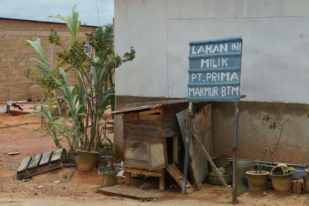 Papan peringatan berisi nama pengelola lahan digeletakkan di sebuah rumah tak berpenghuni di Kelurahan Batu Besar, Kecamatan Nongsa, Batam, Kepulauan Riau, Senin (24/2/2020). 