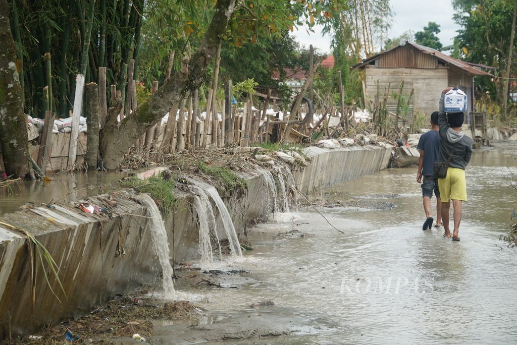 Air Sungai Batang Merao masih merembes ke jalan di Desa Tanjung Muda, Kecamatan Hamparan Rawang, Kota Sungai Penuh, Jambi, Jumat (19/1/2024). 