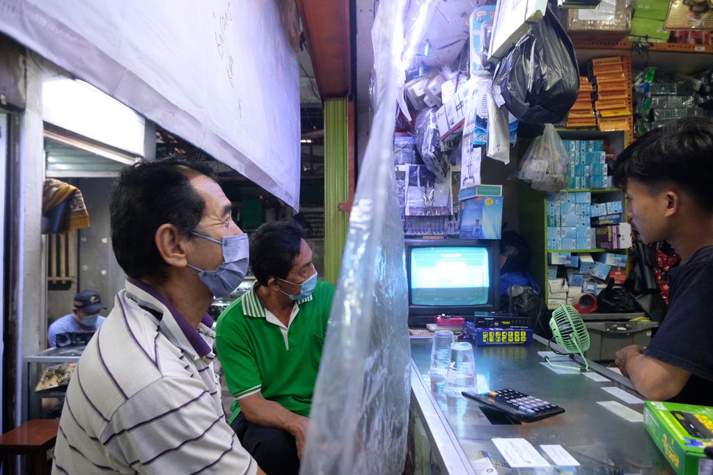 Penjual mencoba STB televisi digital yang akan dijual di kawasan Glodok Makmur, Jakarta Barat, Kamis (3/11/2022).  