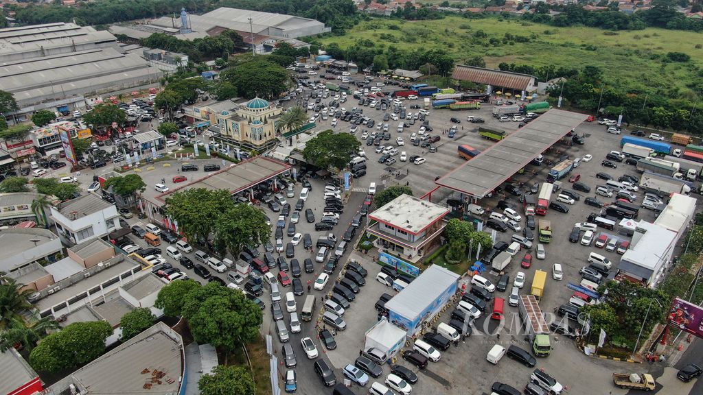 Deretan kendaraan terparkir di Rest Area Kilometer 57 di Jalan Tol Jakarta-Cikampek, Karawang, Jawa Barat, Jumat (22/12/2023). 