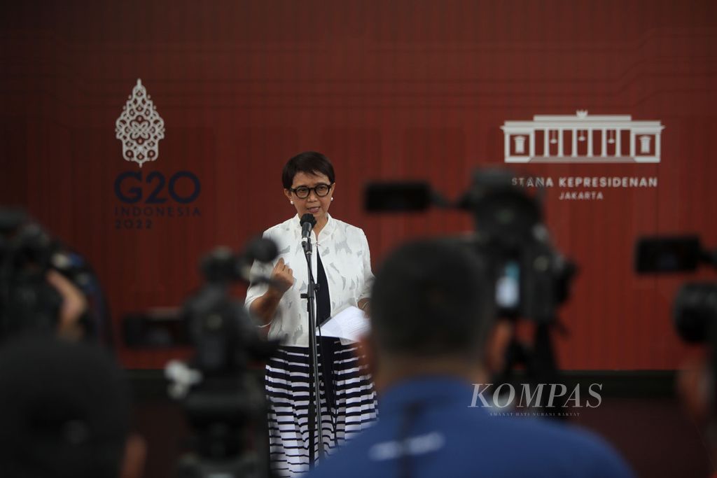 Menteri Luar Negeri Retno Marsudi menyampaikan keterangan kepada wartawan terkait pertemuannya dengan Presiden Joko Widodo di Istana Presiden, Jakarta, Senin (31/10/2022).