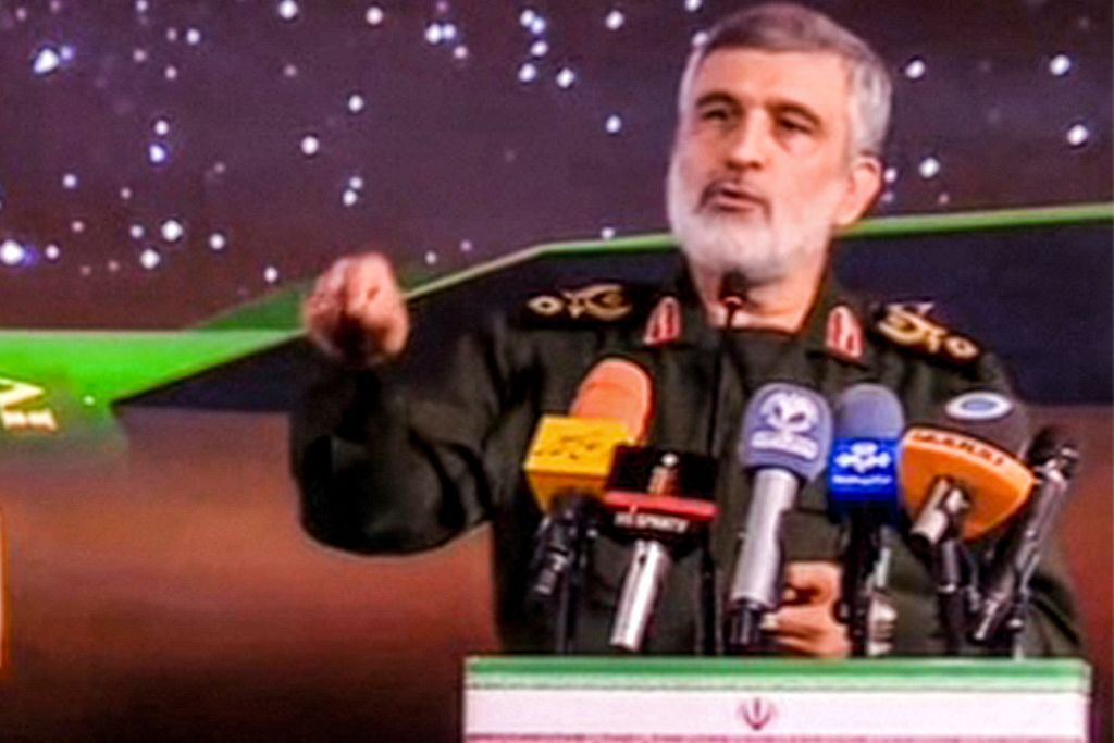 Foto yang dirilis Korps Garda Revolusi Iran (IRGC) memperlihatkan Kepala Program Kedirgantaraan IRGC Jenderal Amir Ali Hajizadeh menjelaskan soal pengembangan rudal hipersonik Fattah di Teheran, Iran, Selasa (6/6/2023).  