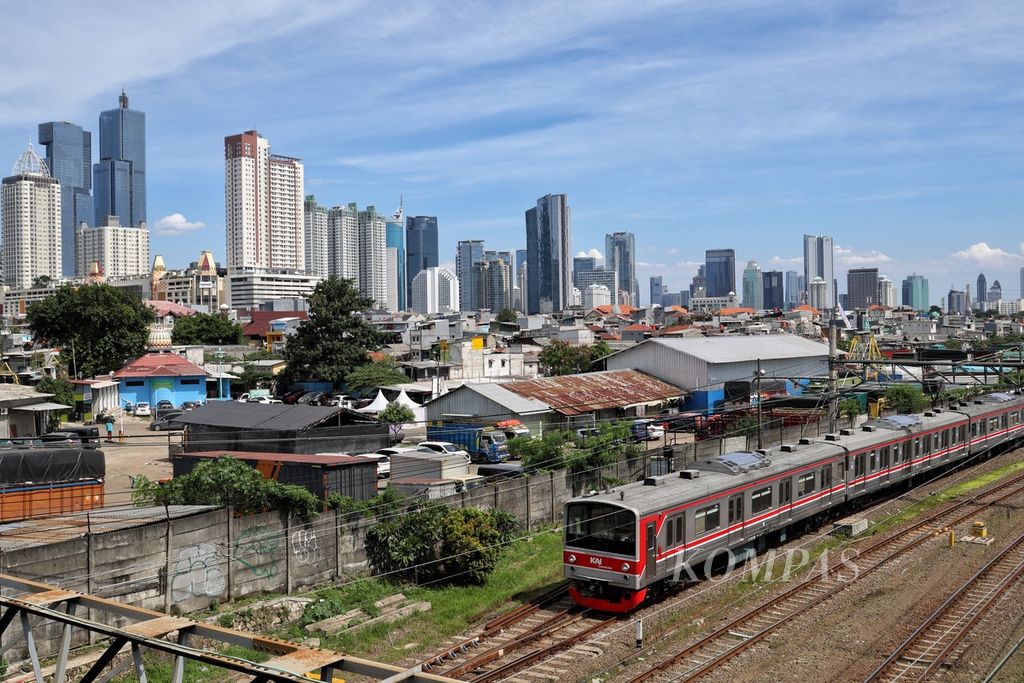 Kereta komuter melintas di kawasan Tanah Abang, Jakarta, Rabu (20/3/2024). Cuaca cerah disertai langit biru menaungi hampir seluruh wilayah DKI Jakarta sejak Selasa (19/3/2024) hingga Rabu (20/3/2024). 