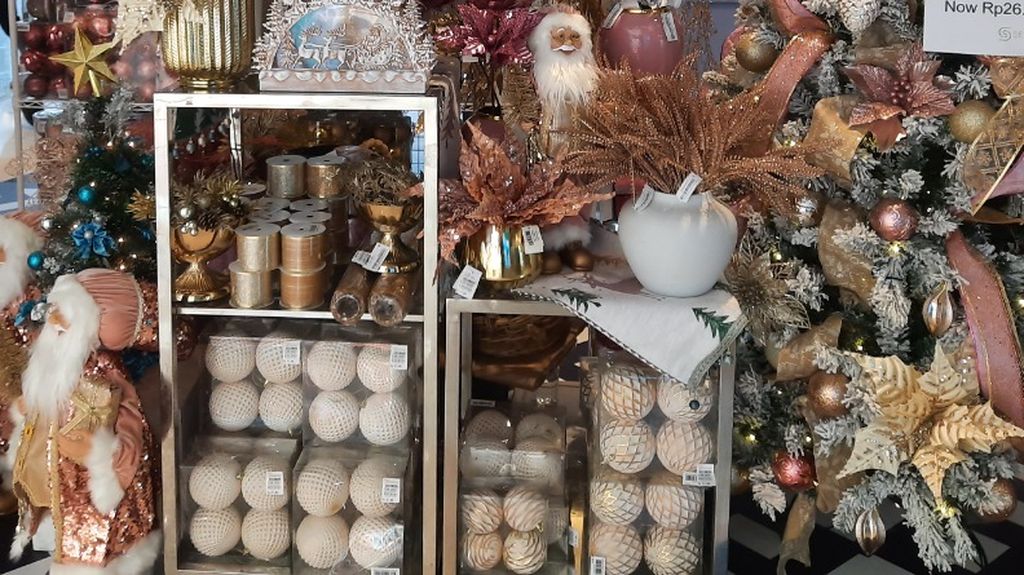 Ornamen-ornamen natal yang dijual di Kios Blomst, Grand Indonesia, Jakarta, Sabtu (17/12/2022). Barang-barang terjual dengan diskon 30 persen yang akan bertambah menjadi 50 persen makin mendekati hari Natal.