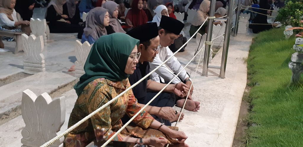 Cawapres Abdul Muhaimin Iskandar saat berziarah di makam Sunan Ampel di Surabaya, Jatim, Sabtu (6/1/2024). Muhaimin didampingi istrinya dan mantan Bupati Lumajang Thoriqul Haq. 