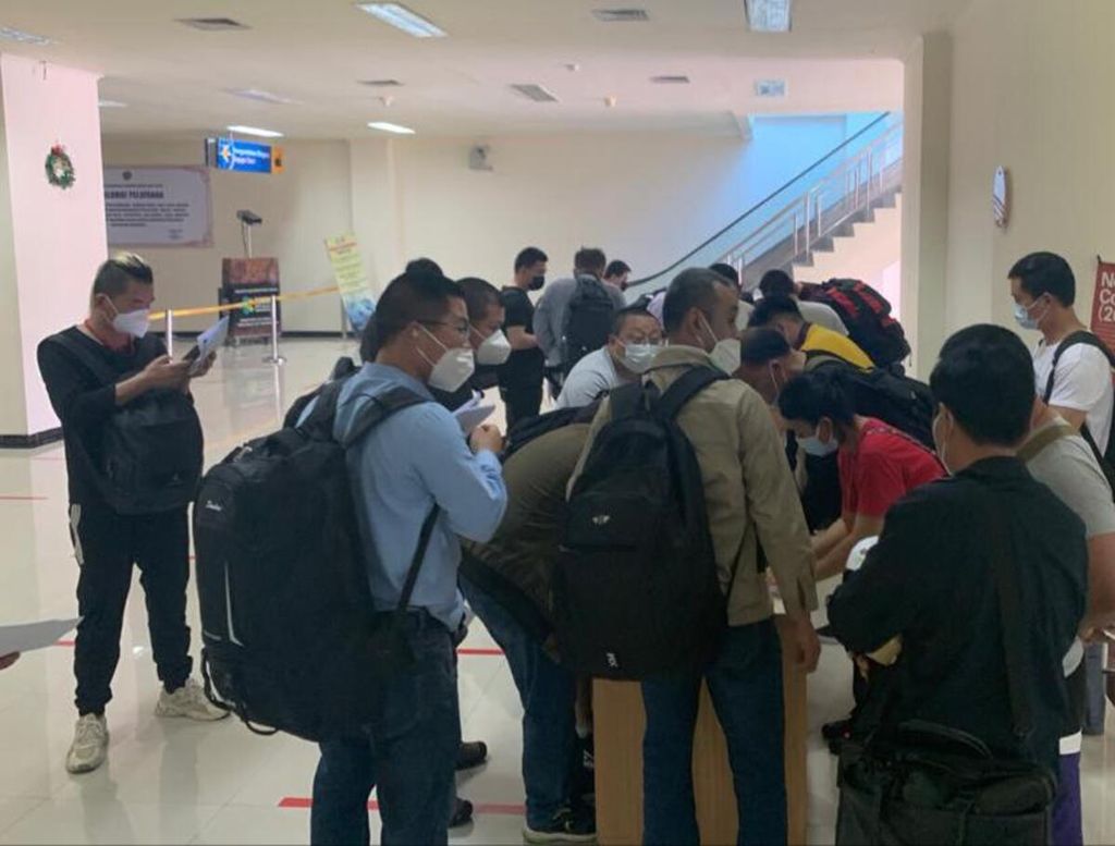  Sebanyak 26 TKA asal China tiba di Bandara Haluoleo di Konawe Selatan, Sulawesi Tenggara, 23 Februari 2021. Pekerja asing ini datang dari Jakarta untuk menuju Morowali, Sulawesi Tengah. Namun, pihak imigrasi tidak mengetahui kedatangan para pekerja asing di wilayah Sultra ini.