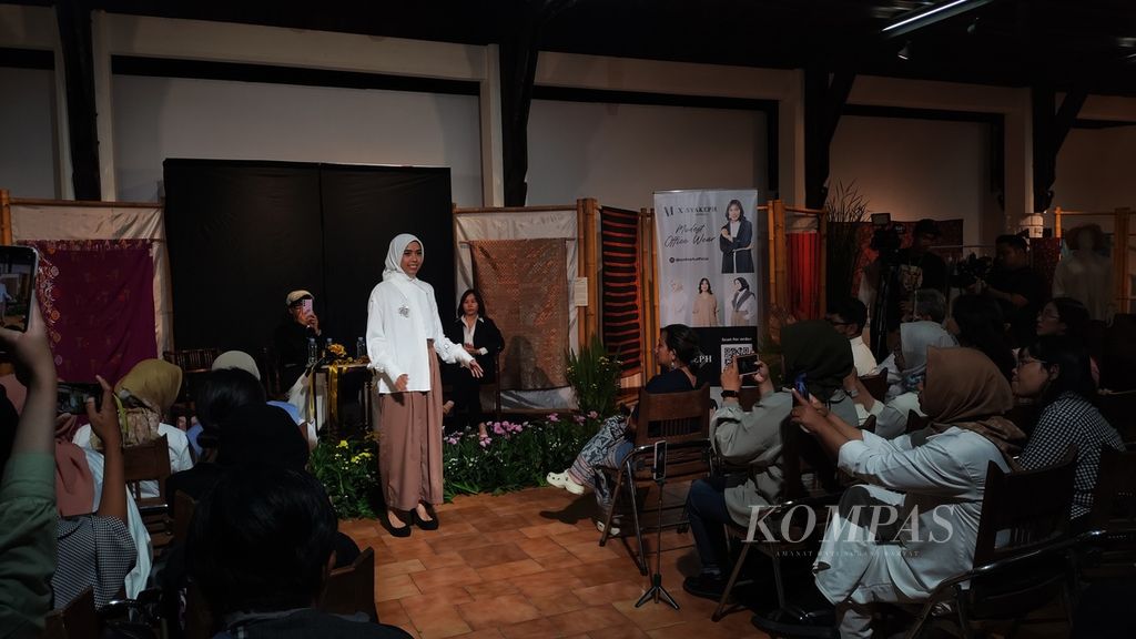 <i>Mini trunk show</i> koleksi Syakeph Official x AM di Bentara Budaya Jakarta, Rabu (24/4/2024).