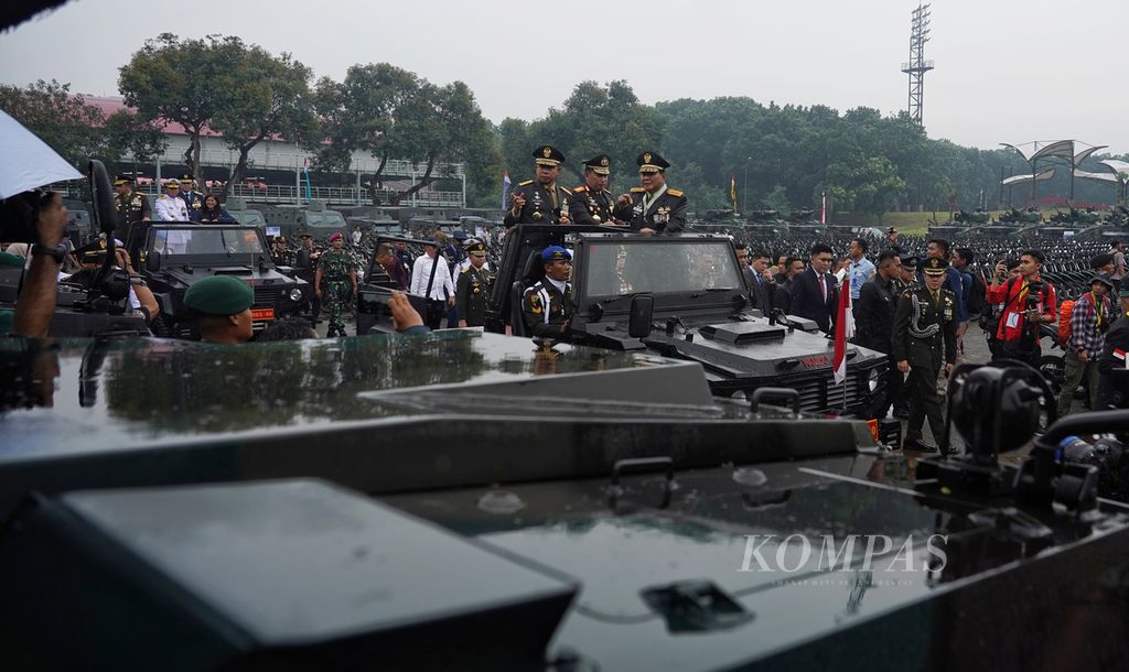 Defense Minister Prabowo Subianto and Indonesian Armed Forces Commander General Agus Subianto inspected domestically-made combat vehicles on display outside the Ahmad Yani Hall of Military Headquarters in Cilangkap, Jakarta, on Wednesday (28/2/2024).
