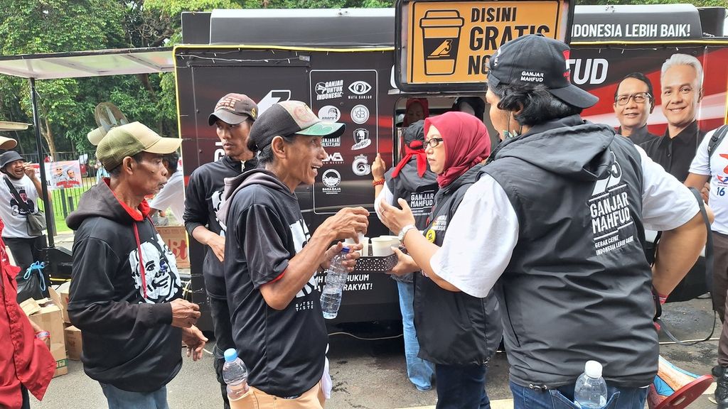 Warga mengantre kopi gratis yang dibagikan sukarelawan Ganjar-Mahfud saat kampanye akbar Hajatan Rakyat di Stadion Utama Gelora Bung Karno, Jakarta Pusat, Sabtu (3/2/2024).