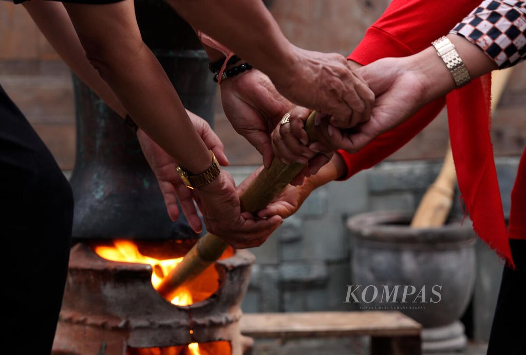 Perwakilan dari pemerintah, desa dan kecamatan membuka secara simbolis festival kuliner dan kriya dengan menyalakan tungku di kawasan Candi Pawon, Kecamatan Borobudur, Kabupaten Magelang, Jawa Tengah, Sabtu (5/11/2022). 