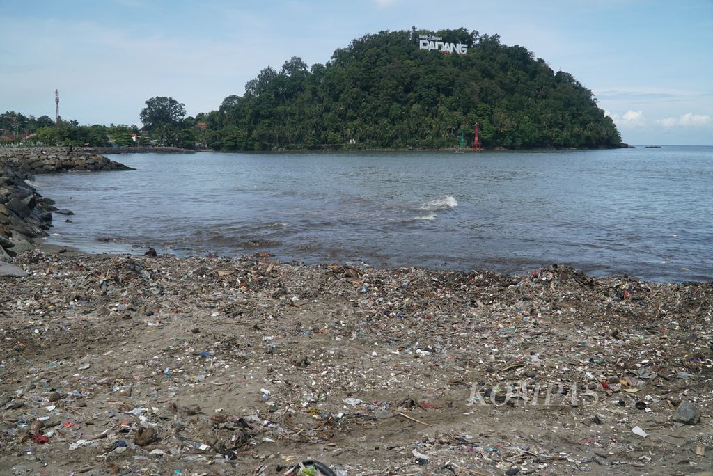 Pantai Padang masih dipenuhi sampah yang bertumpuk seusai dibersihkan secara manual oleh puluhan petugas, Sabtu (29/4/2023).