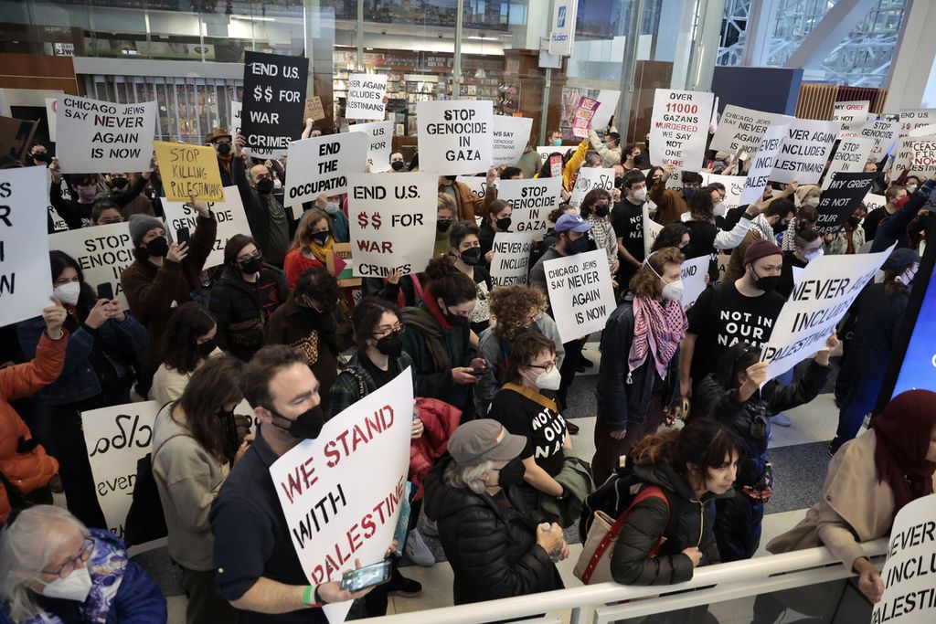 Warga Yahudi pendukung Palestina menuntut gencatan senjata segera di Gaza saat mereka berunjuk rasa di Ogilvie Transportation Center, Chicago, Amerika Serikat, Senin (13/11/2023). 