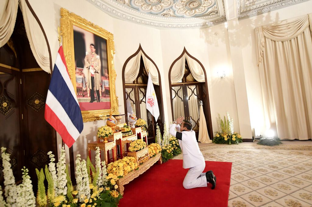 Dalam foto yang dirilis Kantor Juru Bicara Pemerintah, Jenderal Prayuth Chan-ocha memberikan penghormatan di depan foto Raja Maha Vajiralongkorn saat menerima dukungagn kerajaan untuk meneruskan jabatan perdana menteri, 11 Juni 2019, di Bangkok, Thailand. 