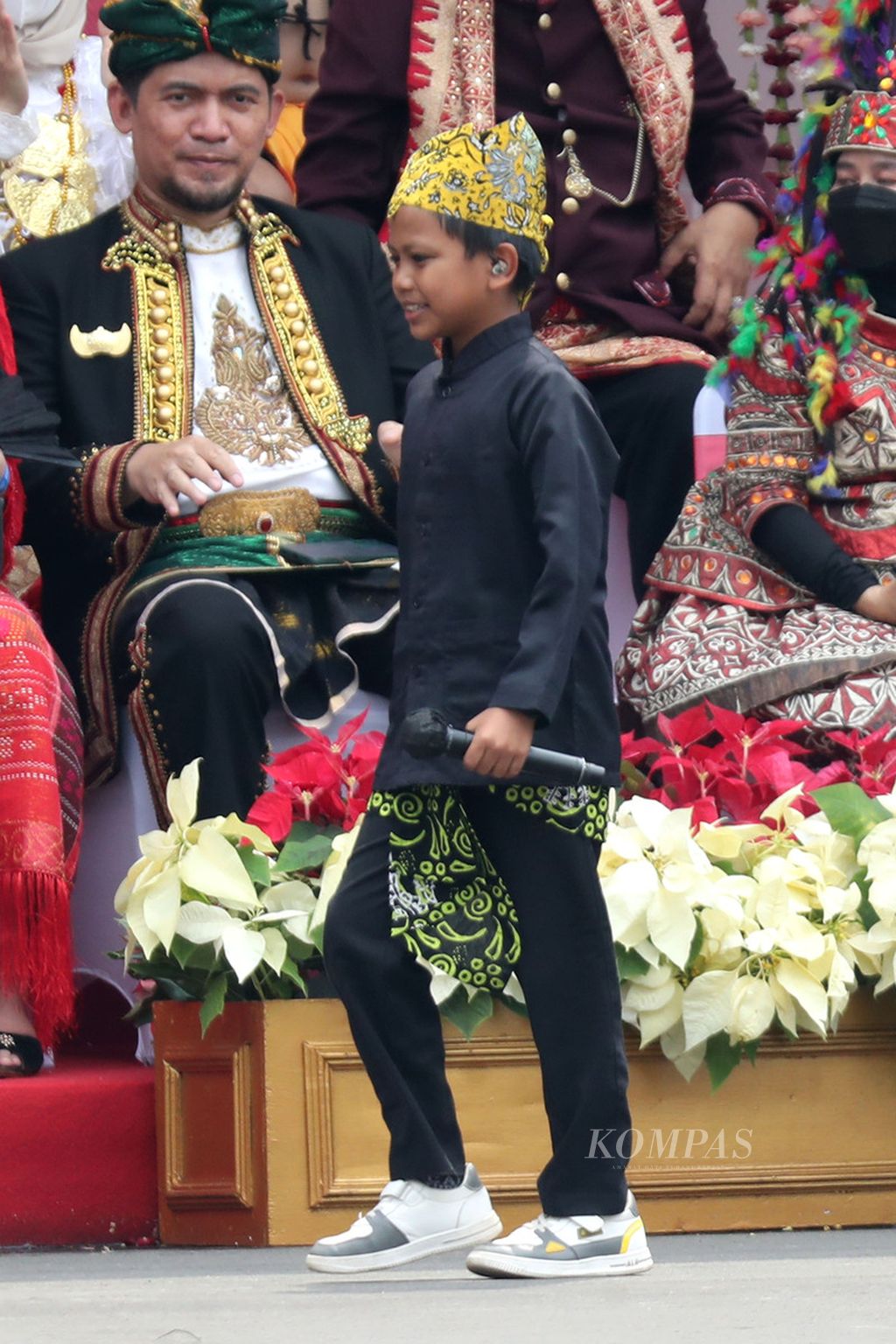 Farel Prayoga (12) bersiap tampil menyanyi untuk memeriahkan Upacara Peringatan Detik-detik Proklamasi Kemerdekaan RI di Istana Merdeka, Jakarta, Rabu (17/8/2022). KOMPAS/HERU SRI KUMORO 17-08-2022
