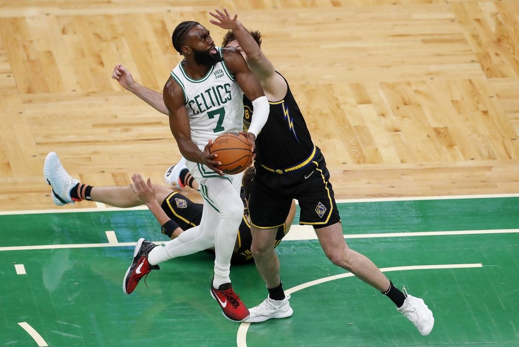 Pemain Boston Celtics Jaylen Brown (kiri) membawa bola dengan diadang pemain Golden State Warriors Nemanja Bjelica pada laga keempat final NBA di TD Garden, Boston, Sabtu (11/6/2022). Pada laga itu Warriors menang dengan skor 107-97 dan membuat kedudukan imbang 2-2. 