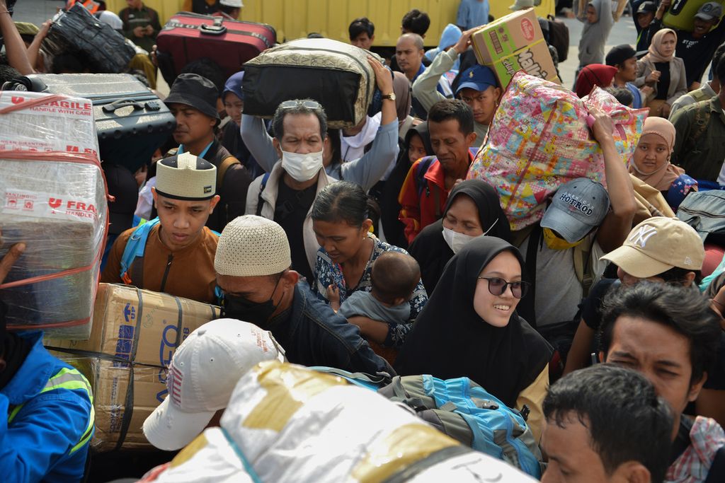 Homecomers are crowded when they enter the ship at Tanjung Priok Port, North Jakarta, Saturday (15/4/2023). The Ministry of Transportation and PT Indonesian National Shipping (Pelni) are holding a free Lebaran 2023 mudik  (homecoming, exodus)  from Jakarta to Semarang. Until now, around 8,078 passengers and 3,568 motorbikes have been registered as participating in the free mudik  program.