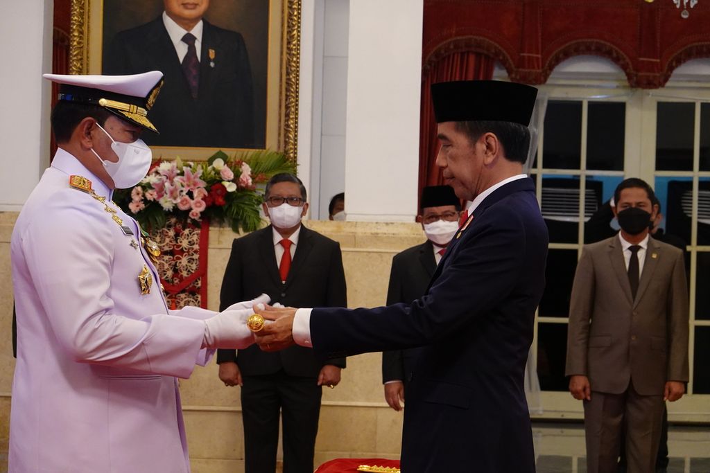 President Joko Widodo handed over the baton to Admiral Yudo Margono as Commander of the Indonesian National Armed Forces, Monday (19/12/2022) at the State Palace in Jakarta..