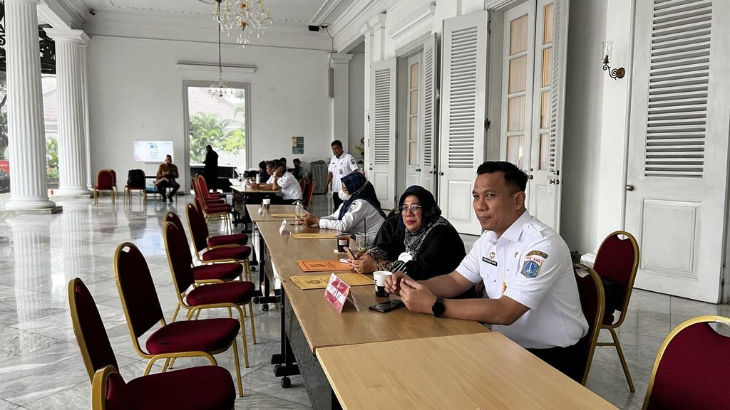 Petugas wilayah kota administrasi DKI Jakarta saat menunggu aduan masyarakat di Balai Kota, Gambir, Jakarta Pusat, Rabu (1/2/2023).