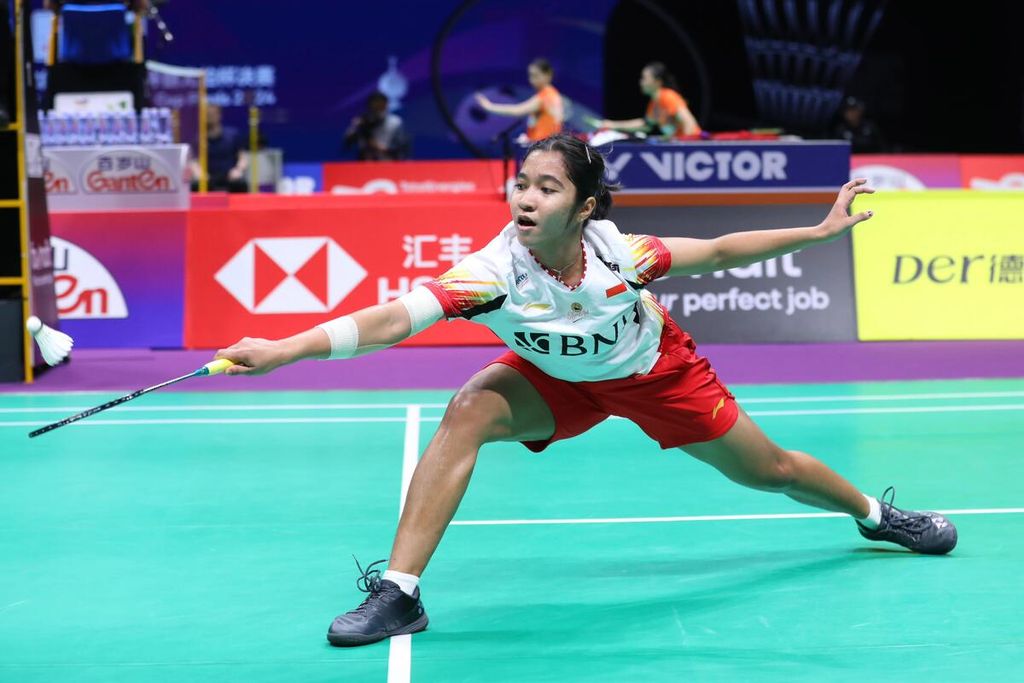 Ester Nurumi Tri Wardoyo returned the shuttlecock to Japanese player Aya Ohori during the preliminary round of the Uber Cup at Chengdu Hi Tech Zone Sports Centre Gymnasium in Chengdu, China on Wednesday (May 1, 2024). Ester lost with a score of 21-14, 20-22, 18-21.