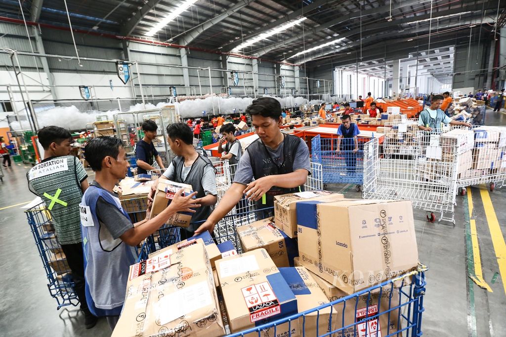 Kesibukan pekerja di <i>warehouse </i>Lazada di kawasan Cimanggis, Kota Depok, Jawa Barat, Selasa (12/11/2019). <i>Warehouse </i>seluas 30.000 meter persegi ini memiliki kapasitas penyimpanan 2 juta dari kapasitas total 7-8 juta barang dan diklaim terbesar di kawasan Asia Tenggara. Pada hari diskon festival 11.11 diperkirakan terjadi peningkatan penjualan di paltform e-dagang Lazada hingga 300 persen dibanding tahun 2018. 
