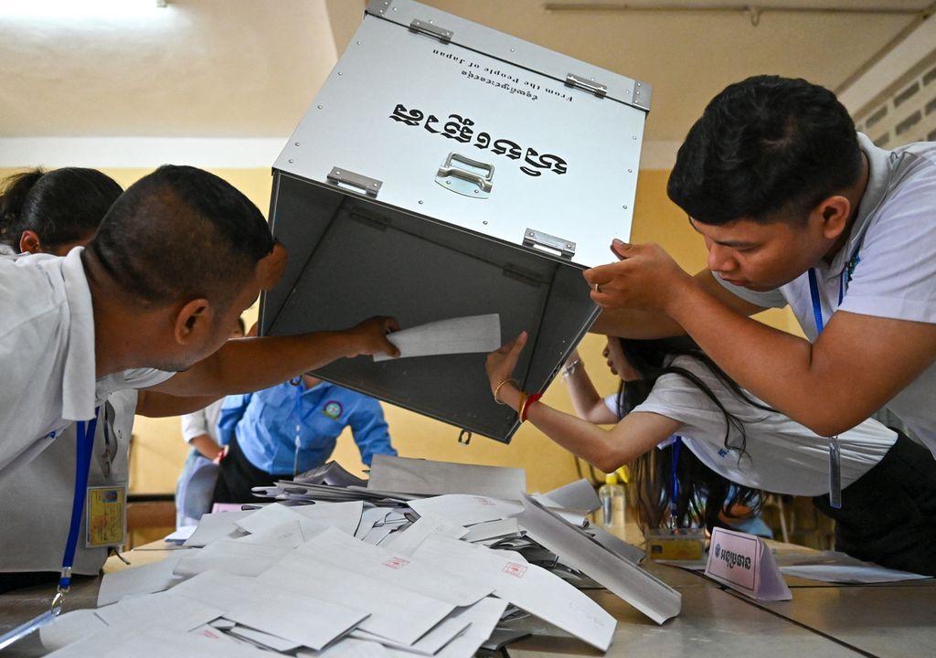 Petugas pemilu bersiap menghitung suara di sebuah tempat pemungutan suara di Phnom Penh, Kamboja, 23 Juli 2023. Pemilu tersebut sudah jelas hasilnya, yakni kemenangan petahana, Perdana Menteri Hun Sen. 