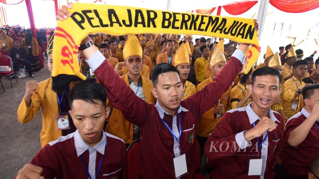 Peserta meneriakkan yel-yel saat pembukaan Muktamar XXI Ikatan Pelajar Muhammadiyah di Universitas Muhammadiyah Sidoarjo, Sidoarjo, Jawa Timur, Senin (19/11/2018). Muktamar dibuka oleh Presiden Joko Widodo.
