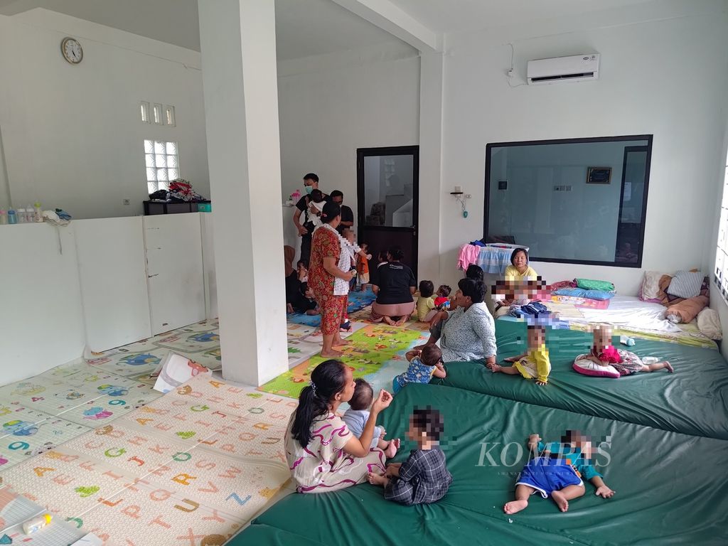Sejumlah perempuan mengurus puluhan bayi di salah satu ruangan milik Panti Manarul Mabrur, Semarang, Jawa Tengah, Kamis (30/3/2023). 