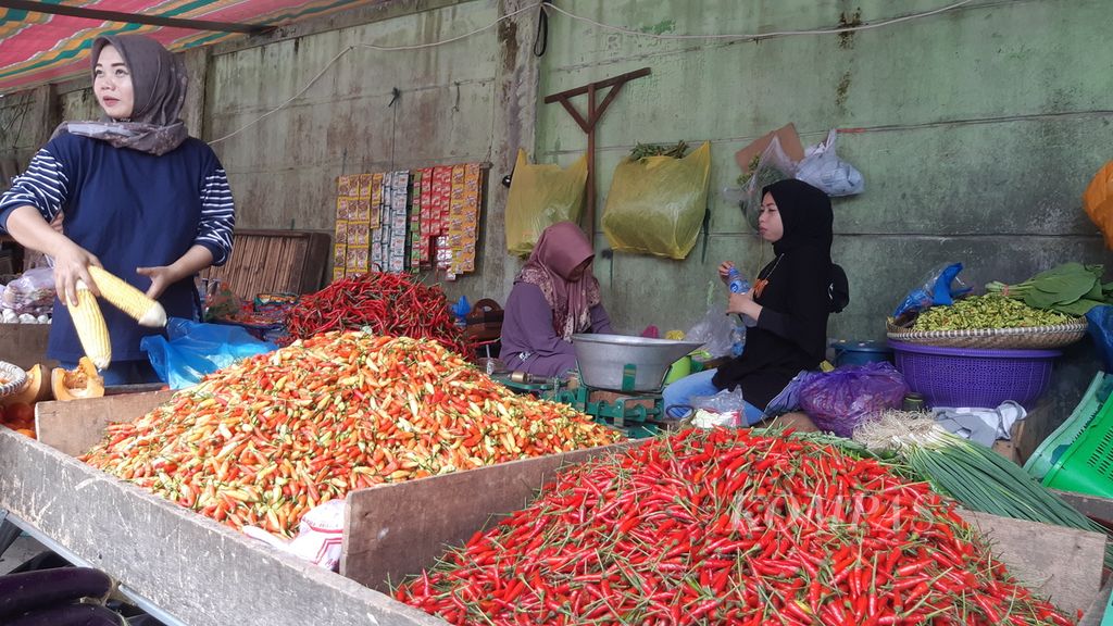Pedagang sayuran di Pasar Besar Palangkaraya menyiapkan belanjaan untuk pembeli yang datang, Kamis (2/11/2023). 